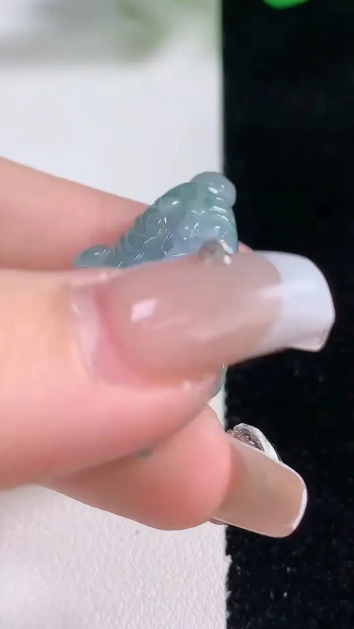 天然A货翡翠飘花白菜吊坠，尺寸33.4-23.4-6.8，重量:9.95g
12月28日