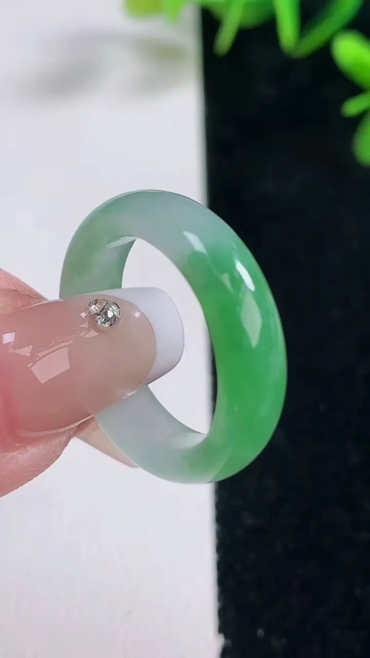 天然A货翡翠指环戒指，尺寸18-5.6-4.2，重量:4.25g2025年12月28日
工厂直销收藏