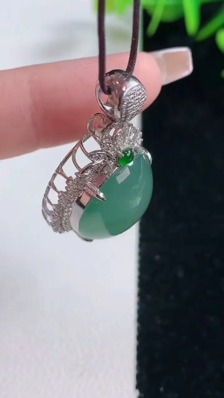 天然A货翡翠蛋面吊坠，尺寸34.4-19.7-12，裸石17.2-15.3重量:6.90g
12月28日