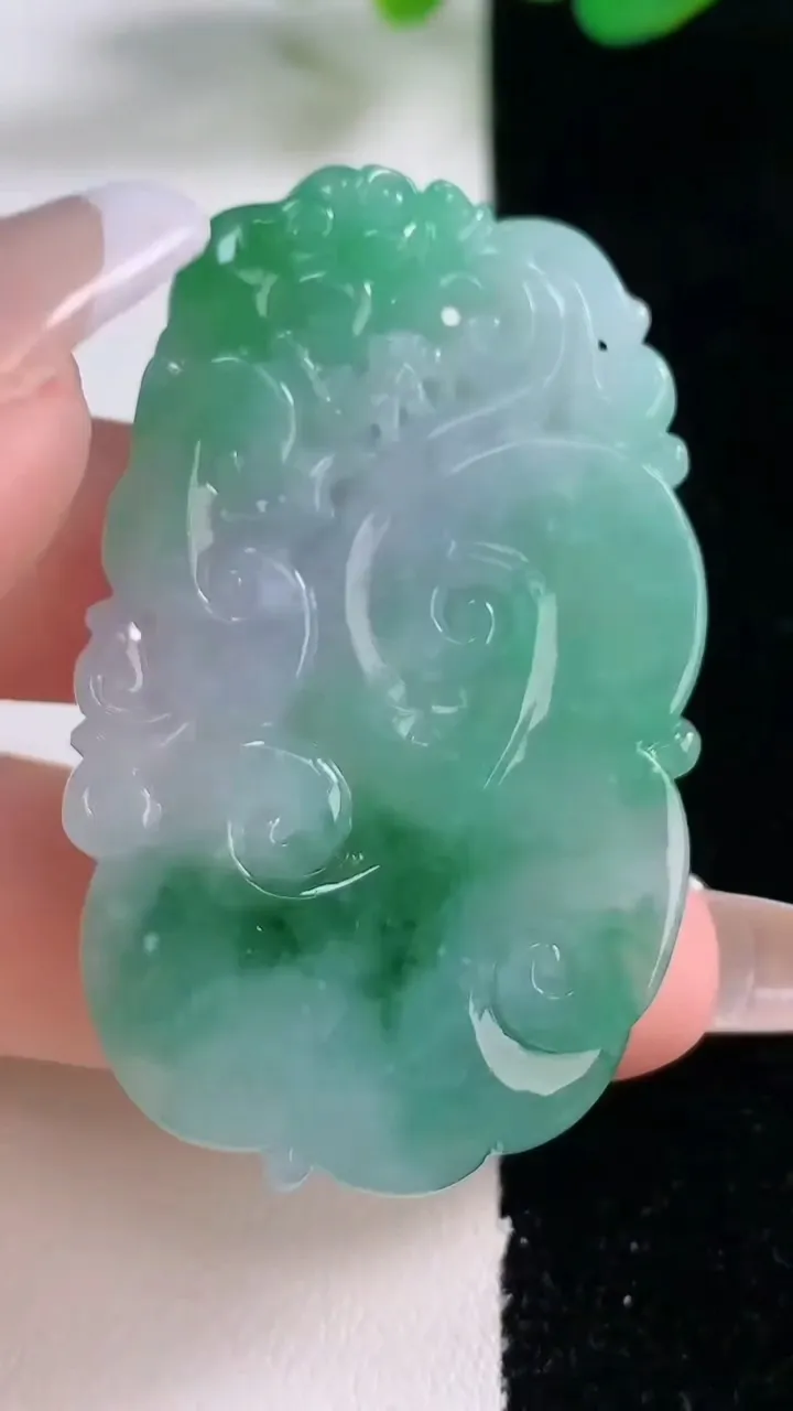 天然A货翡翠如意吊坠，尺寸51.8-31.2-5，重量:18.66g
12月28日