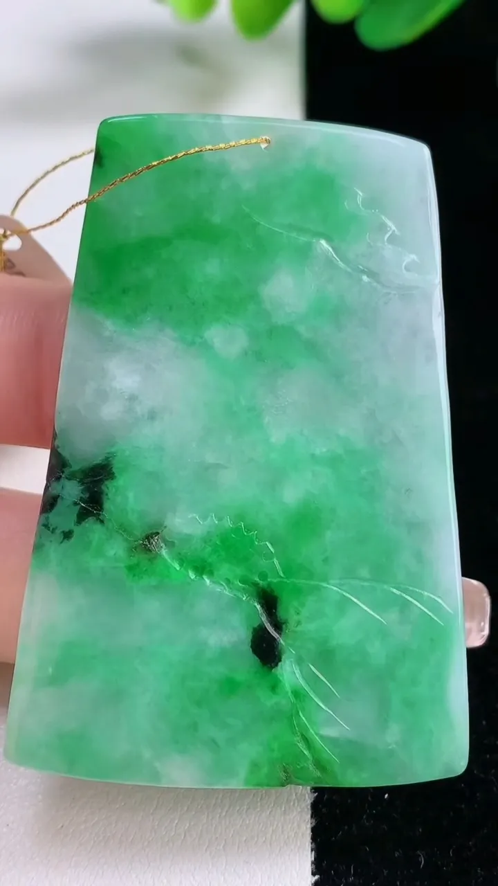 天然A货翡翠山水牌吊坠，尺寸57-39.4-5.7，重量:29.38g
12月28日