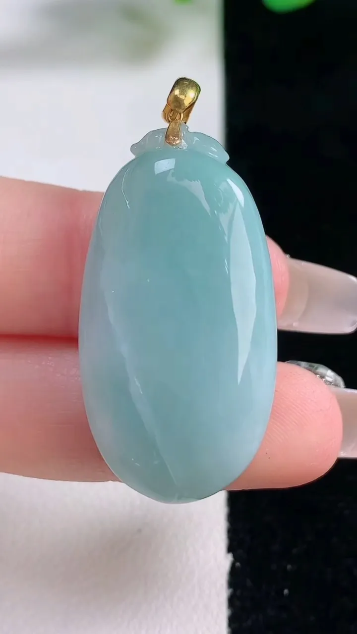 天然A货翡翠福瓜吊坠，尺寸35.5-18.3-11，重量:14.20g
12月28日