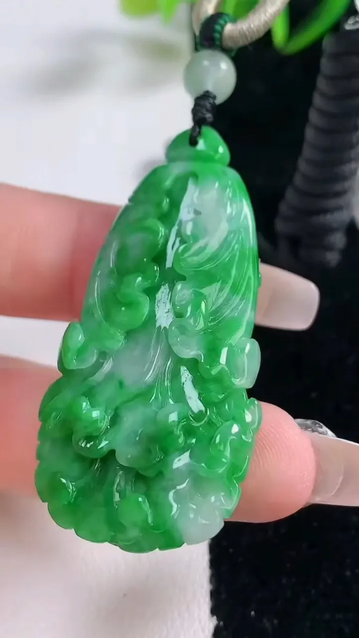 天然A货翡翠白菜吊坠，尺寸48.2-22.6-9.8，重量:20.00g
12月28日