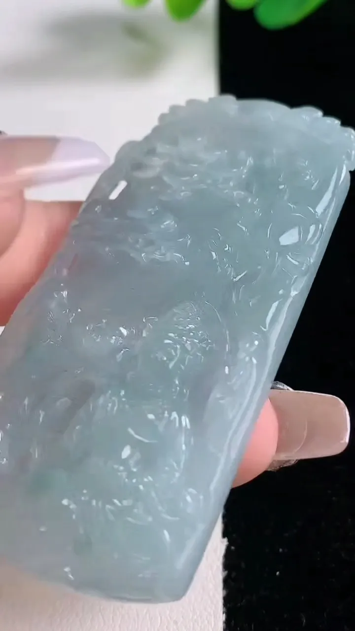 天然A货翡翠飘花山水大势至菩萨吊坠，尺寸62-32.8-6.9，重量:27.78g
12月28日