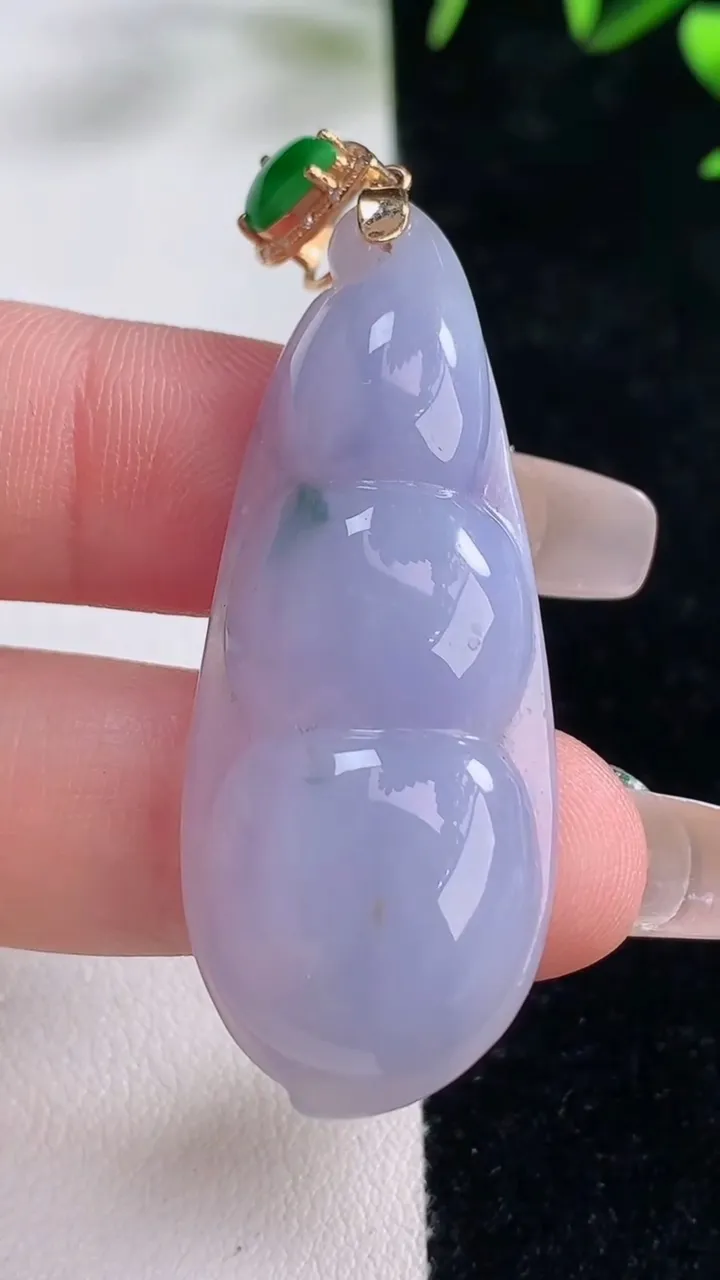 天然A货翡翠18K金紫罗兰福豆吊坠，尺寸45.8-17.6-7，重量:10.83g
12月28日