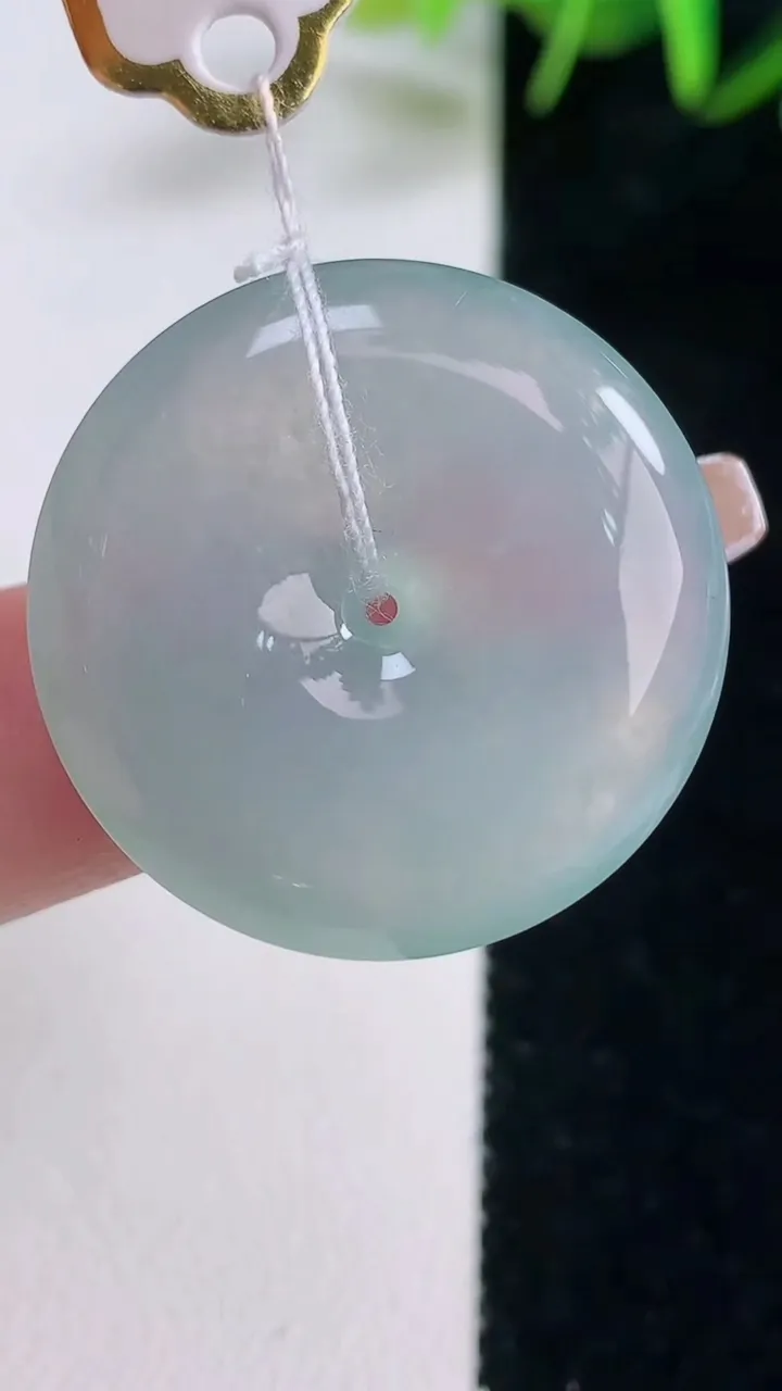 天然A货翡翠平安扣吊坠，尺寸28-5.9，重量:9.53g
12月28日