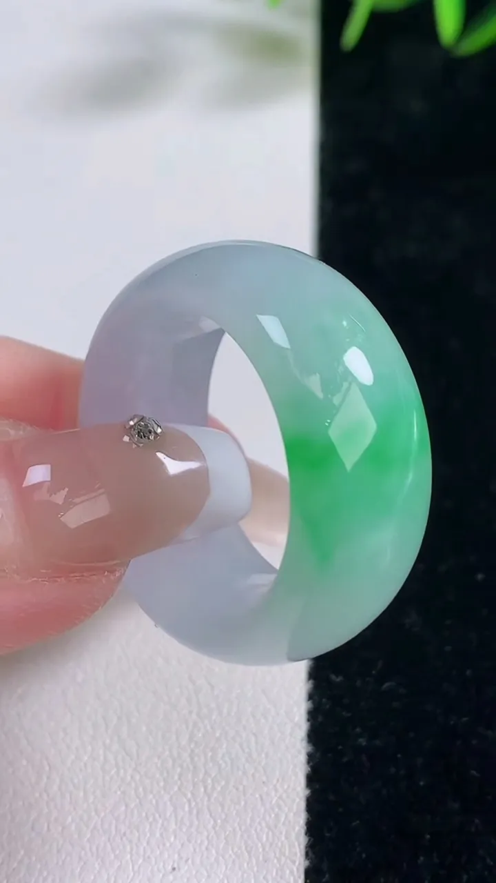 天然A货翡翠指环扳指，尺寸20.4-11.5-5.4，重量:14.33g2025年12月28日
工厂