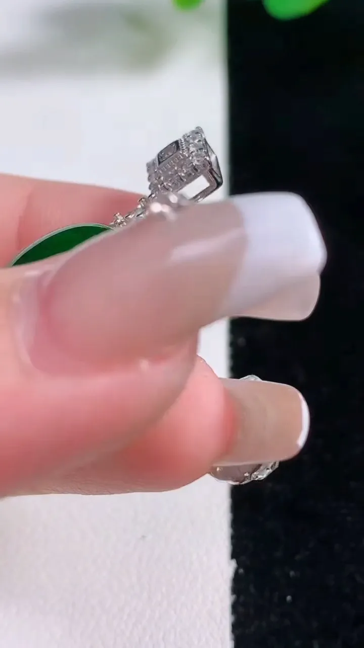 天然A货翡翠蛋面吊坠，尺寸37-22-12，裸石18.6-14.9重量:6.83g
12月28日