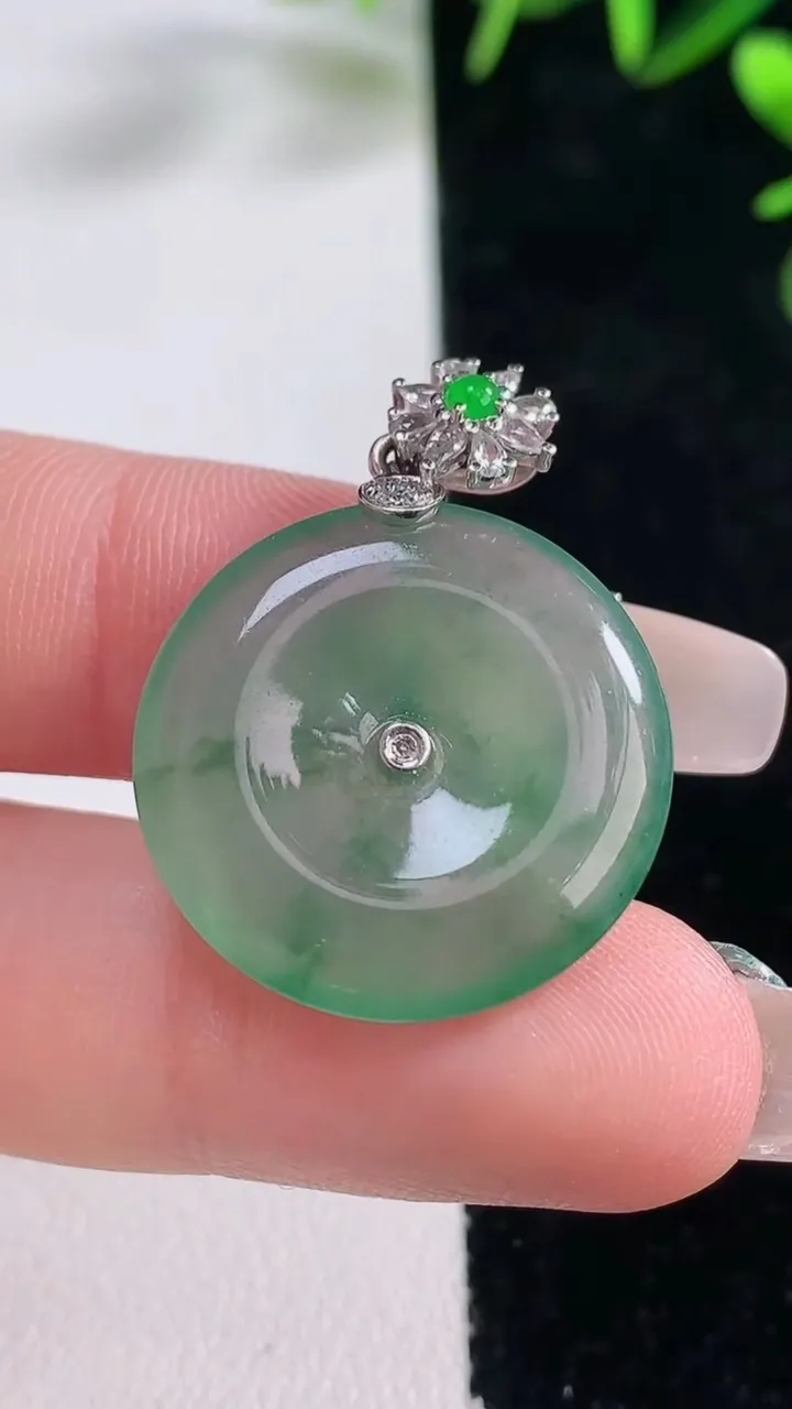 天然A货翡翠平安扣吊坠，尺寸23-4.3，重量:6.92g
12月28日