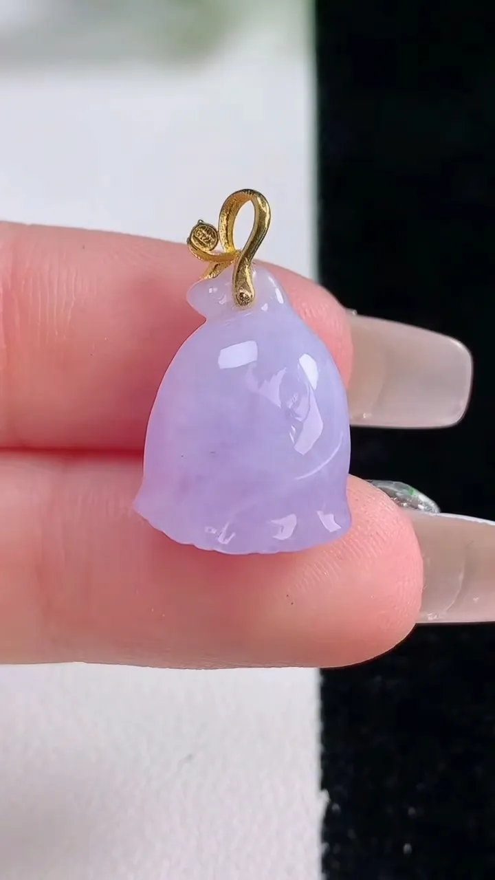 天然A货翡翠18K金紫罗兰莲蓬吊坠，尺寸16.6-13.6-8，重量:3.15g
12月28日