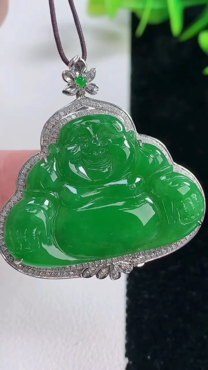 天然A货翡翠佛公吊坠，尺寸38.7-37.4-7.2，裸石24.4-34重量:8.64g
12月28