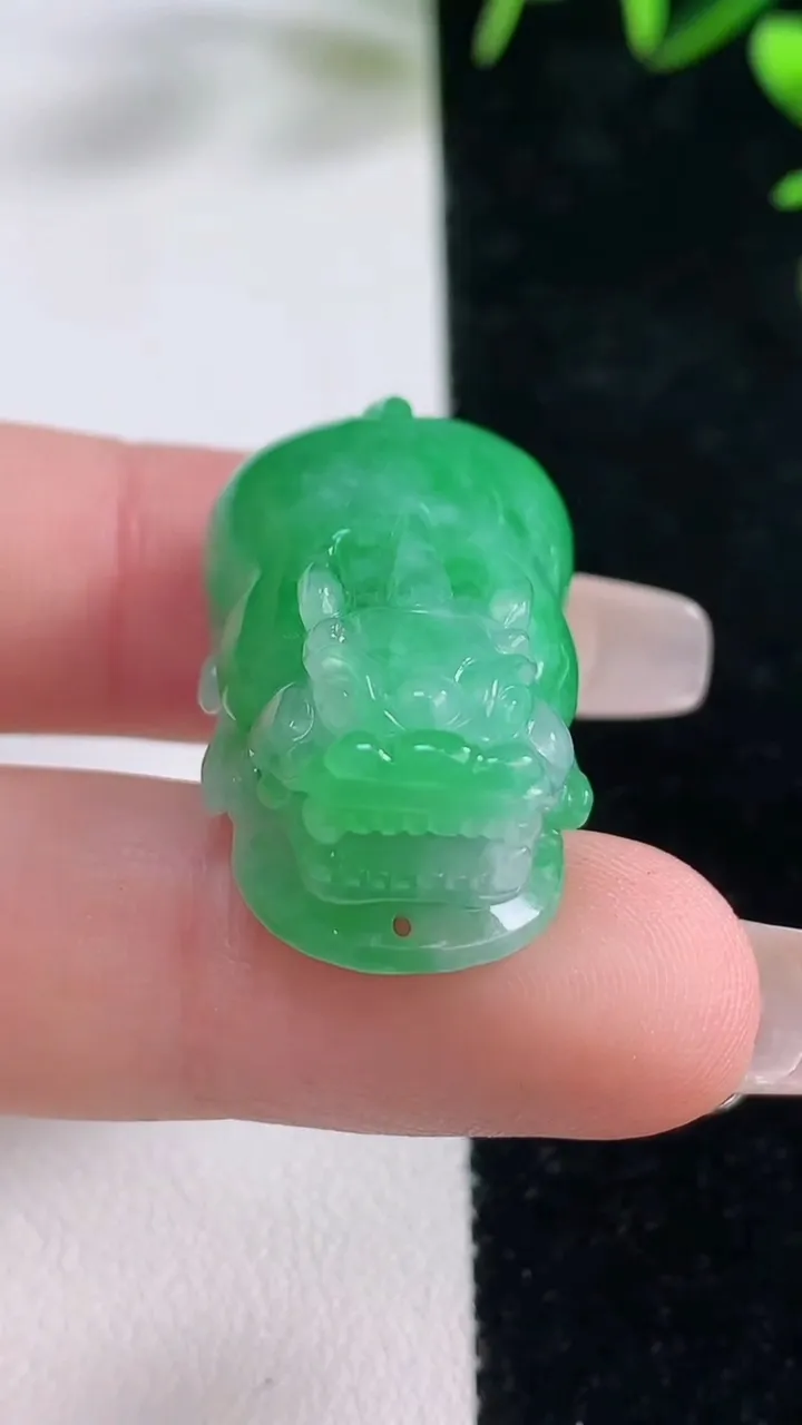 天然A货翡翠貔貅吊坠，尺寸29.4-17-12.2，重量:12.92g
12月28日