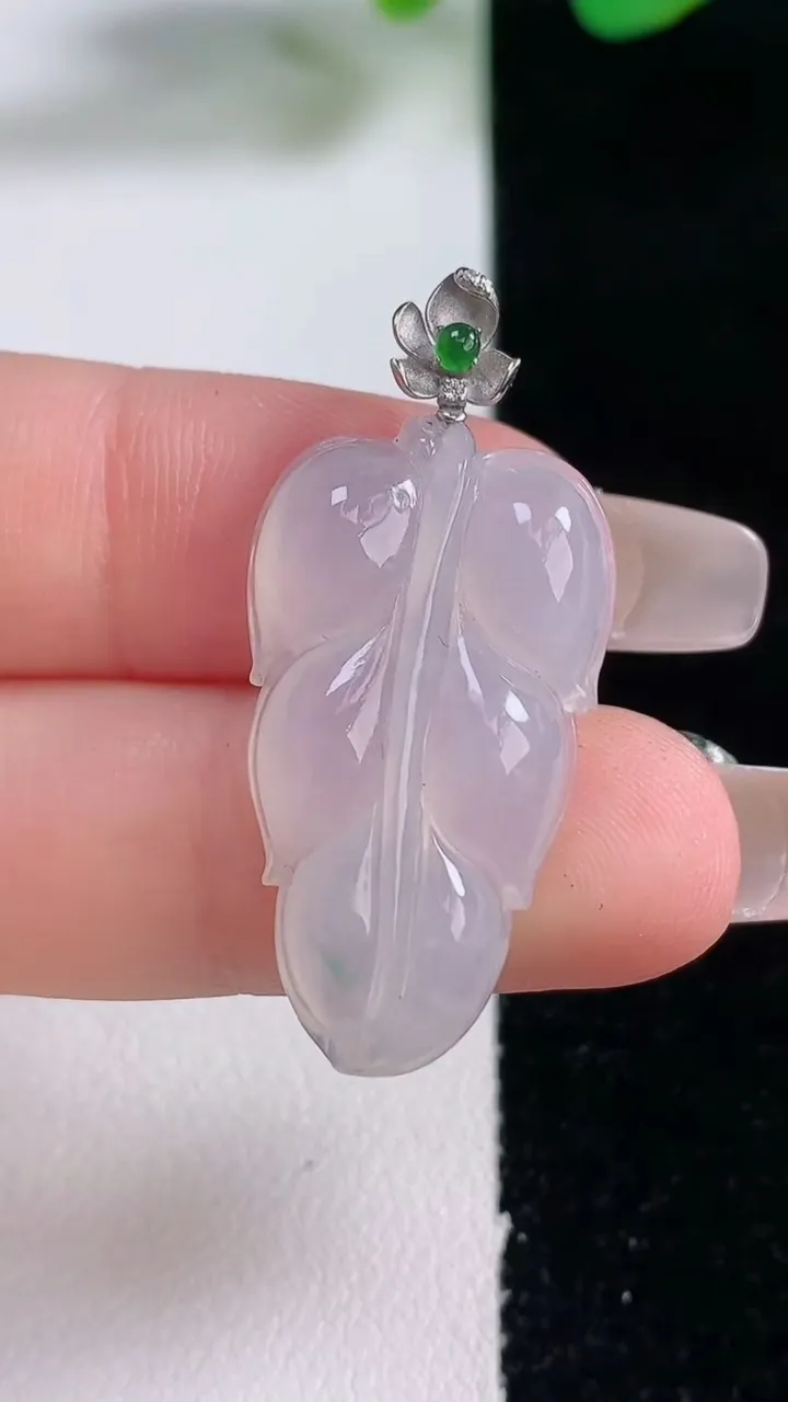 天然A货翡翠金枝玉叶 叶子吊坠，尺寸29-16.5-4.5，重量:4.29g
12月28日
