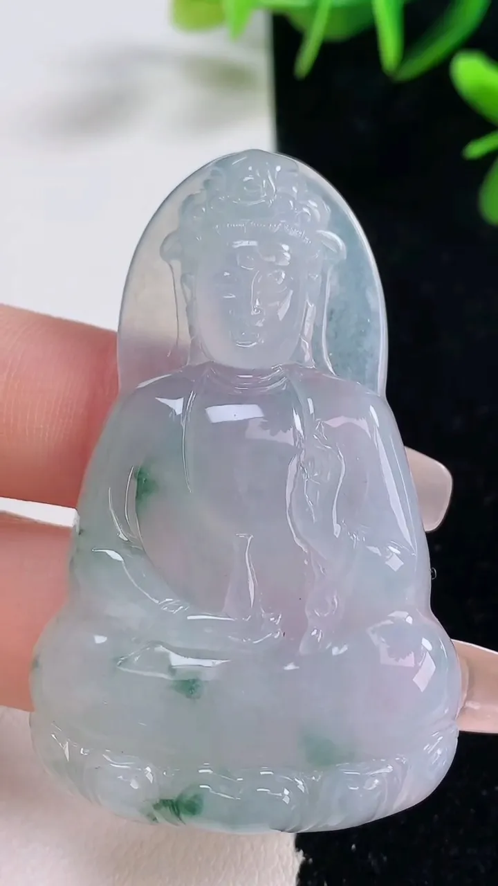 天然A货翡翠冰种飘花观音菩萨吊坠，尺寸54.5-34-6.3，重量:21.07g
12月28日