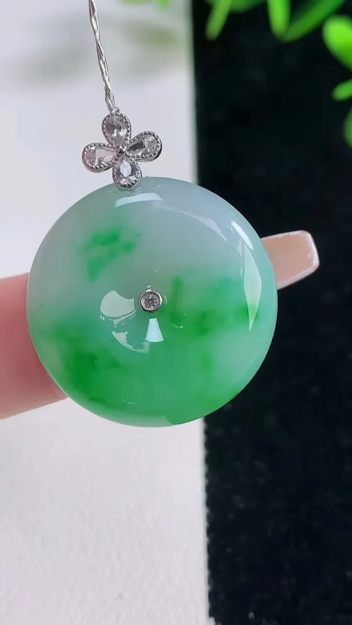 天然A货翡翠平安扣吊坠，尺寸22.7-5.7，重量:8.42g
12月28日