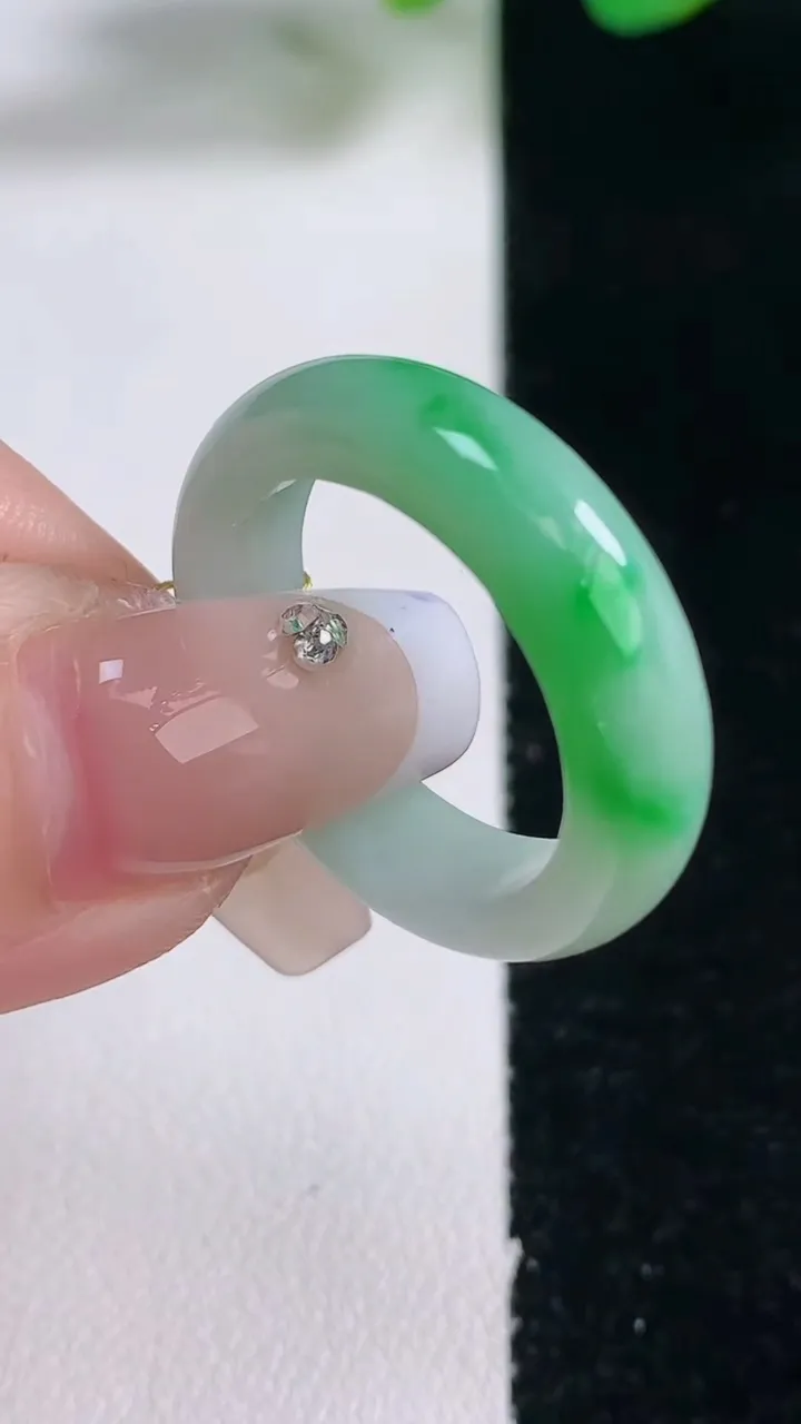 天然A货翡翠指环戒指，尺寸18.9-5.8-3.7，重量:4.62g2025年12月28日
工厂直销收藏佳品,种好水足，色泽均匀，有种有色，上手高大气！