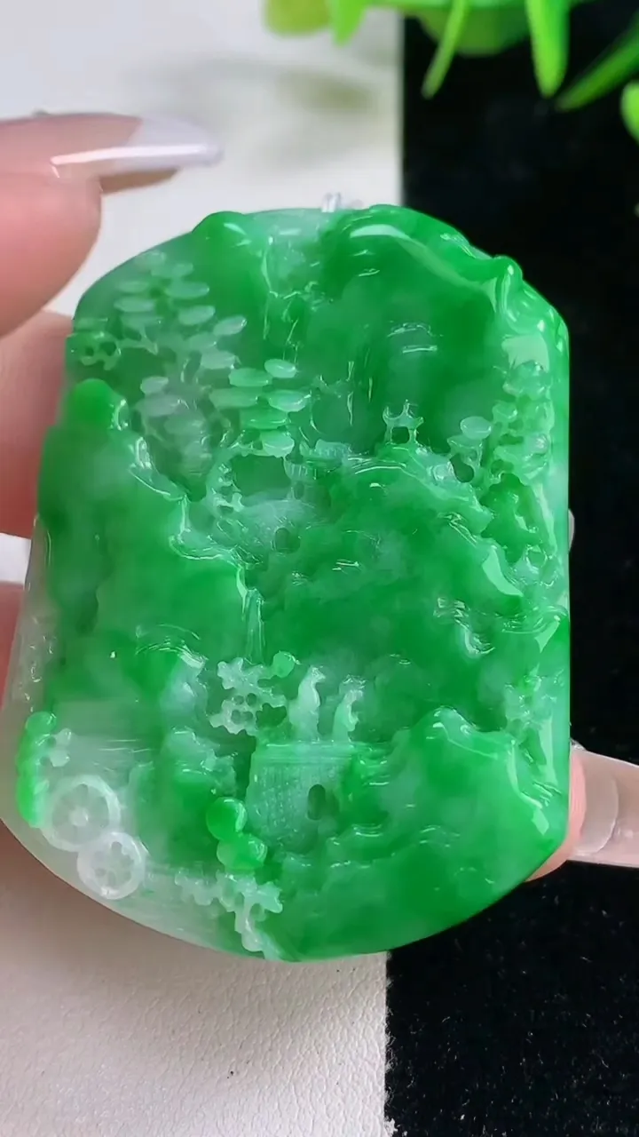 天然A货翡翠山水牌吊坠，尺寸51.7-38.6-5.9，重量:25.85g
12月28日