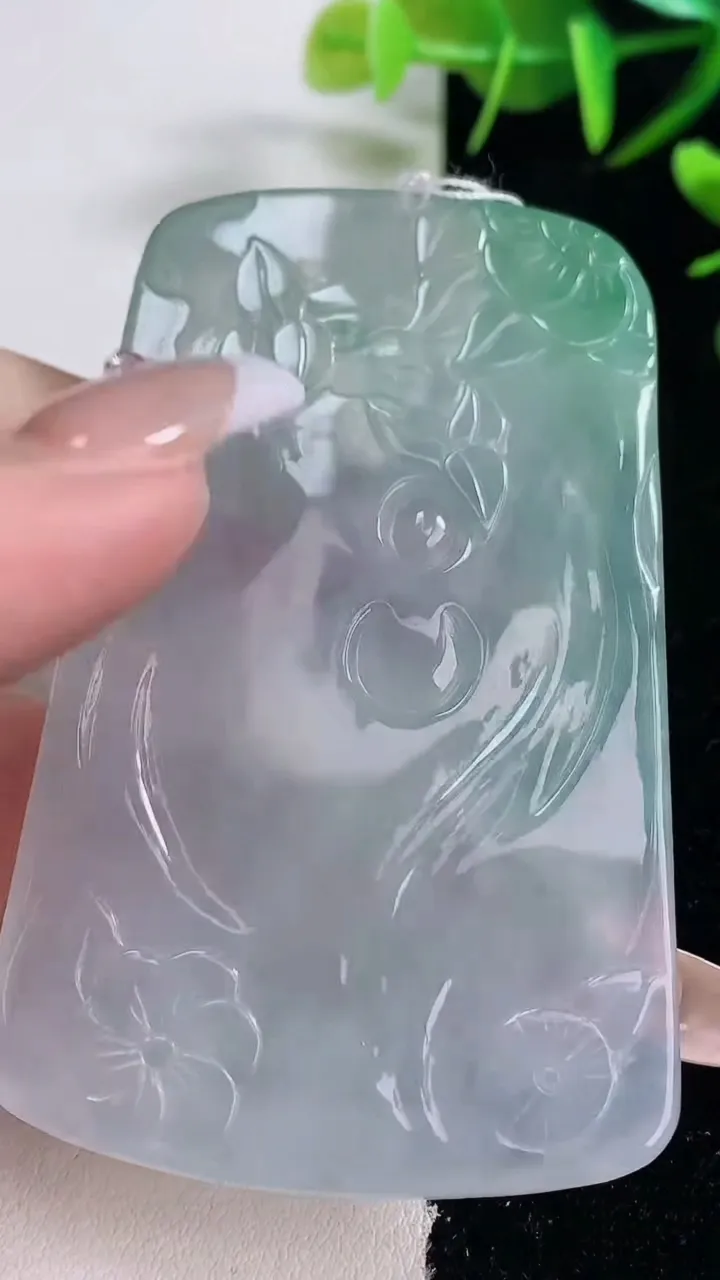 天然A货翡翠虚空藏菩萨吊坠，尺寸69.3-43.4-5.5，重量:38.42g
12月28日