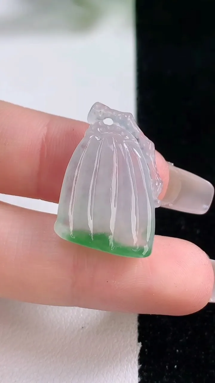 天然A货翡翠莲蓬吊坠，尺寸25-15.8-4.5，重量:3.58g
12月28日