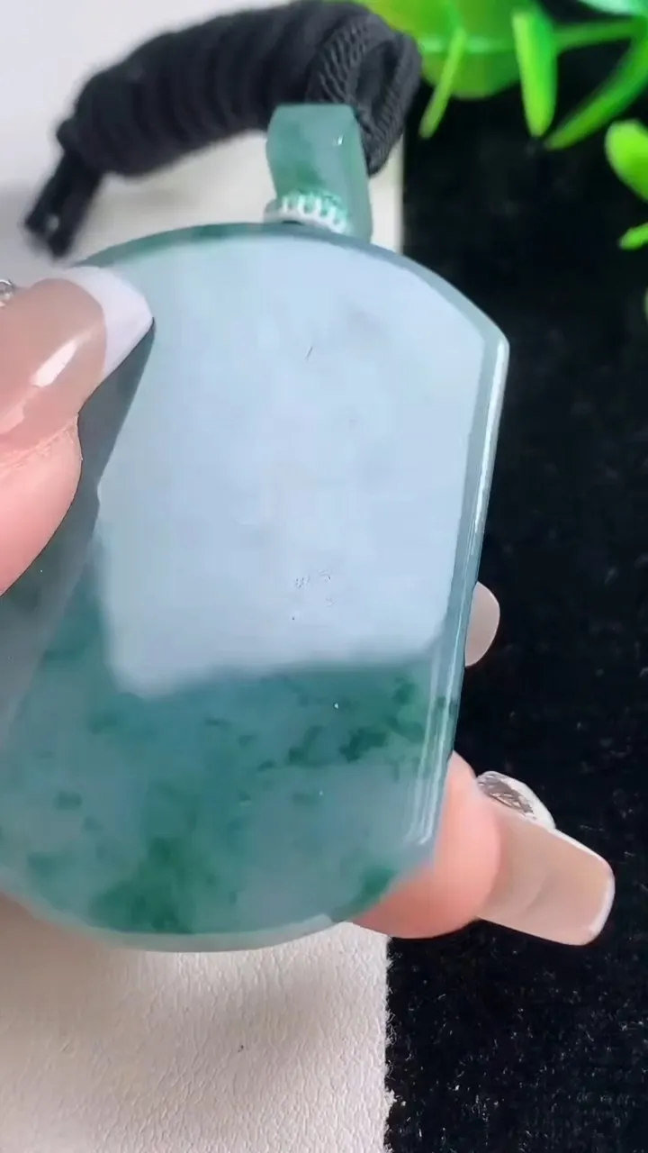 天然A货翡翠种飘花无事牌吊坠，尺寸53.3-37-5.9，重量:38.72g
12月28日