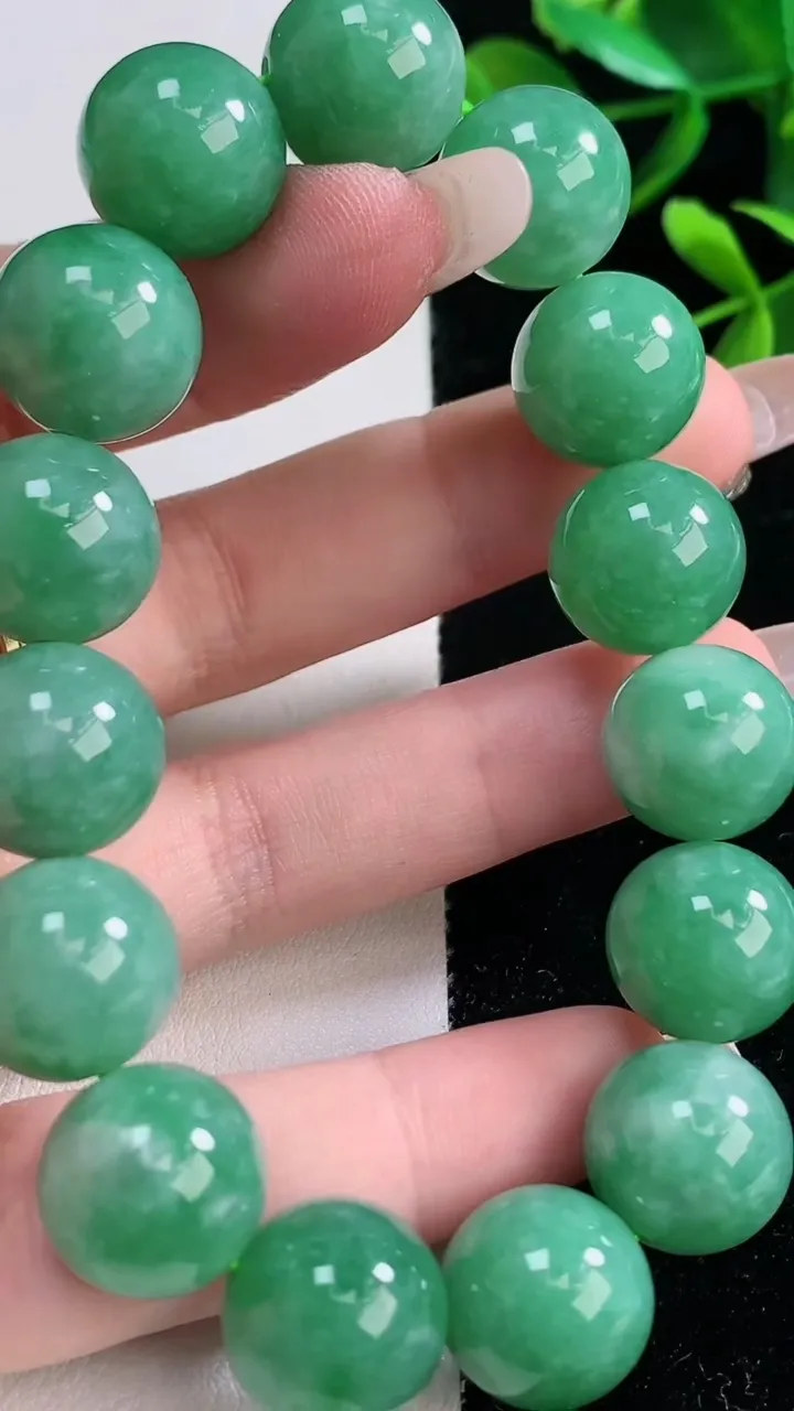 天然A货翡翠圆珠手串，尺寸13.5-15颗，重量:65.21g12月28日
工厂直销收藏佳品,种好水足，色泽均匀，有种有色，上手高大气！