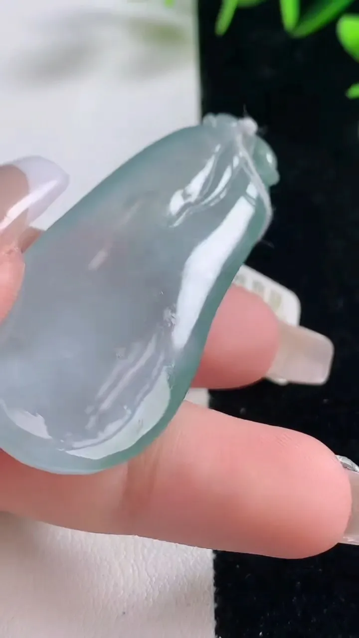 天然A货翡翠福瓜吊坠，尺寸53-23-7.9，重量:19.04g
12月28日