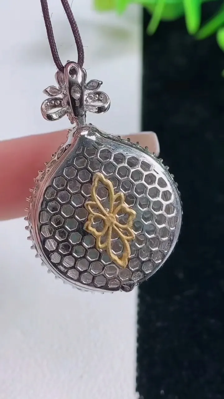 天然A货翡翠无事牌吊坠，尺寸34.7-24.3-10.6，裸石20.6重量:10.08g
12月28日