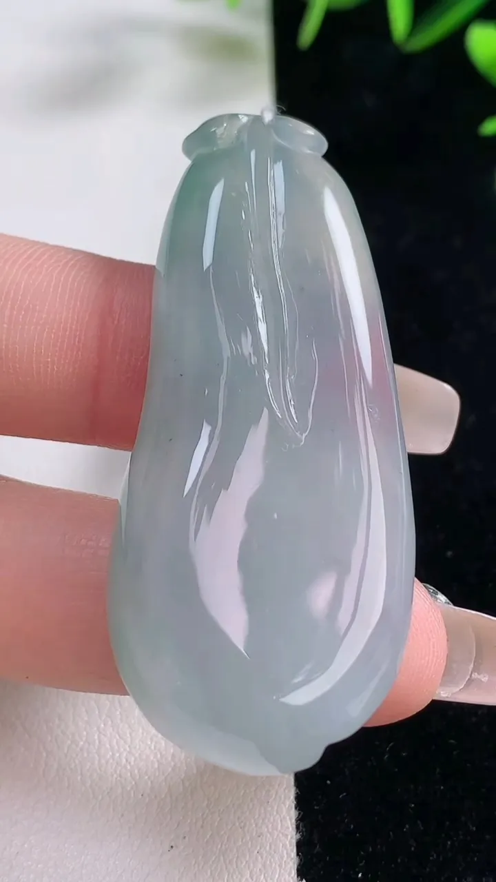 天然A货翡翠福瓜吊坠，尺寸53-23-7.9，重量:19.04g
12月28日