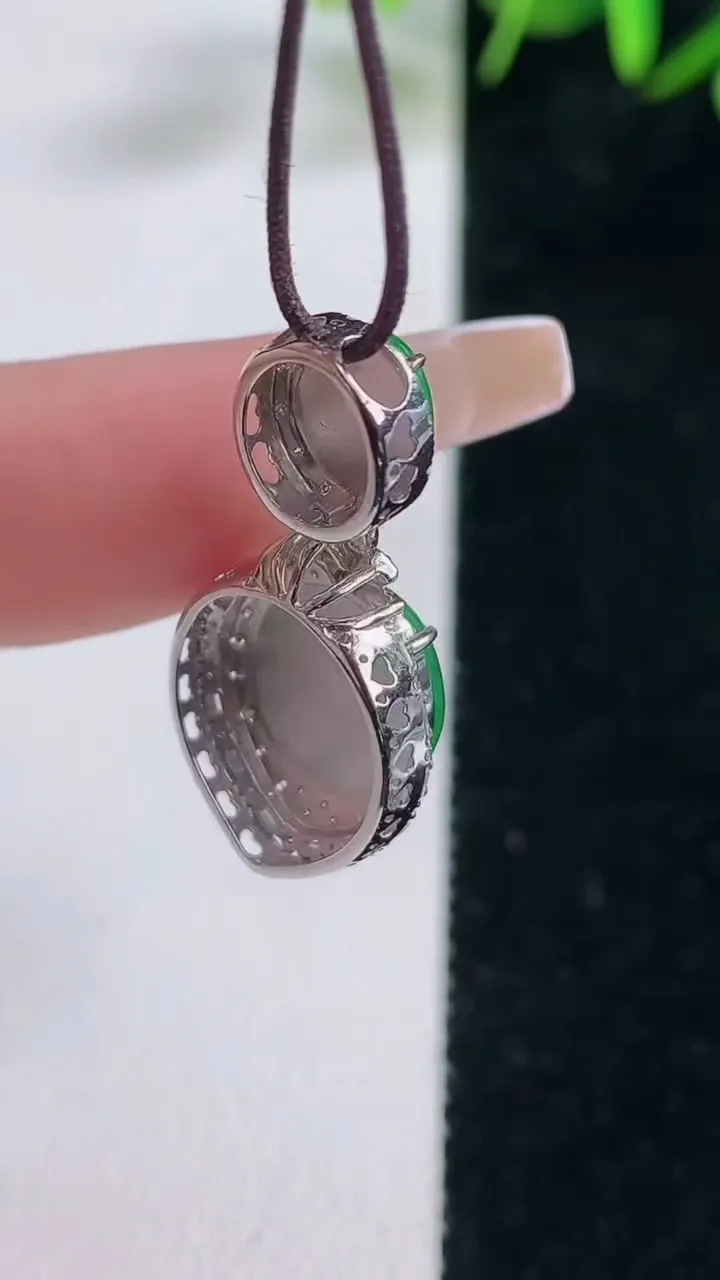 天然A货翡翠蛋面吊坠，尺寸28-12.7-7.6，裸石11-9.1重量:2.51g
12月28日