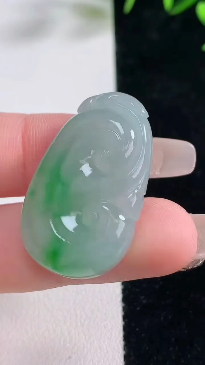 天然A货翡翠如意吊坠，尺寸32.5-20.3-5.3，重量:7.68g
12月28日