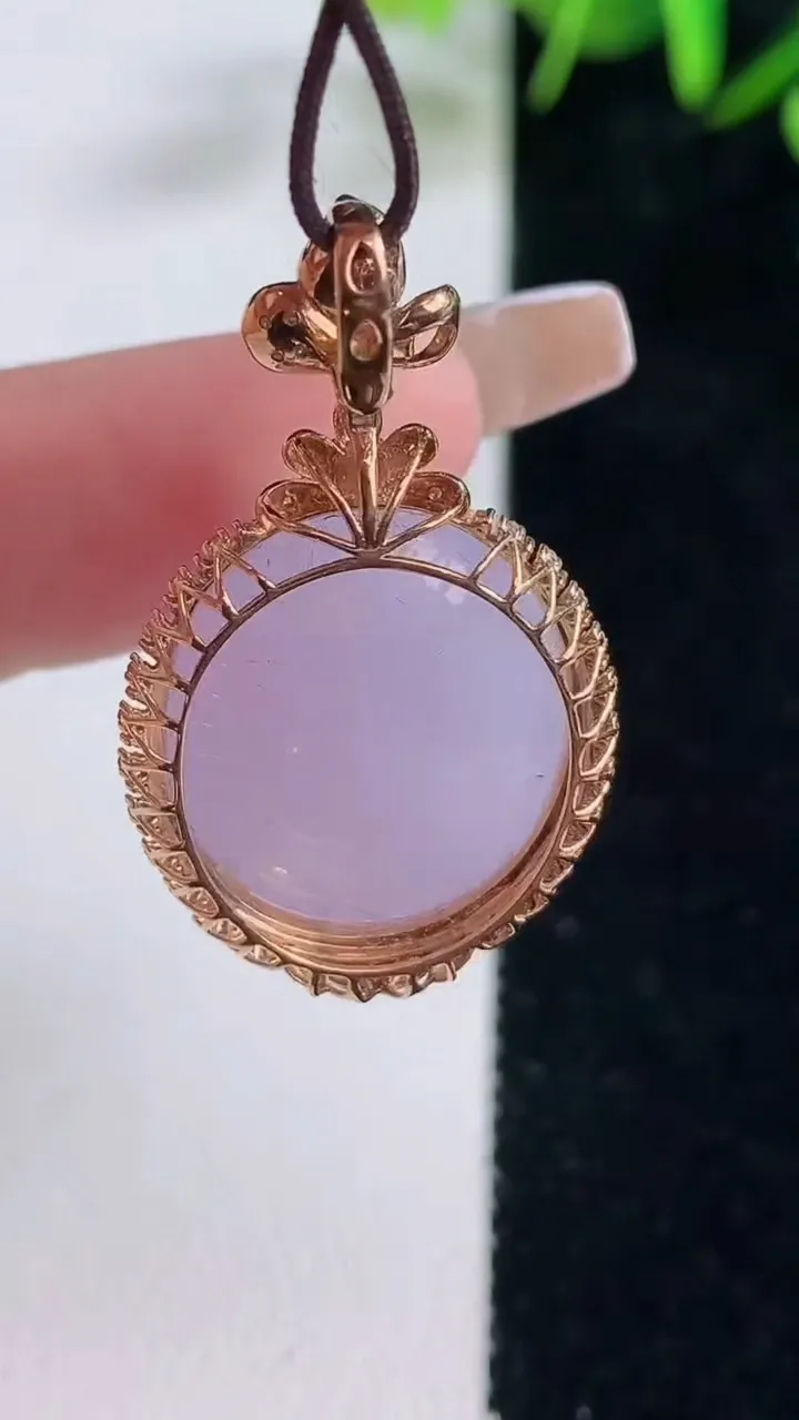 天然A货翡翠18K金紫罗兰蛋面吊坠，尺寸32.4-19.2-11.8，裸石18.6-16.7重量:6.72g
12月28日