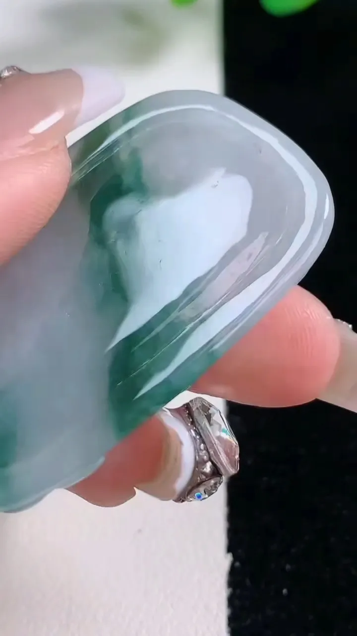 天然A货翡翠飘花千手观音吊坠，尺寸48-27.8-5.9，重量:16.22g
12月28日