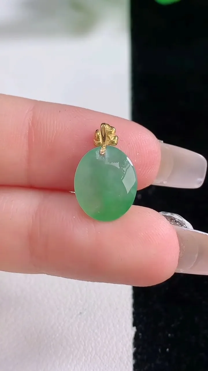 天然A货翡翠蛋面吊坠，尺寸12-10.3-5.2，重量:1.14g
12月28日