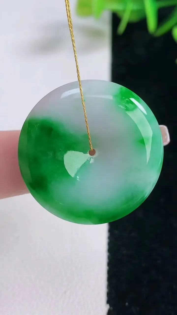 天然A货翡翠平安扣吊坠，尺寸28.8-5.9，重量:10.44g
12月28日