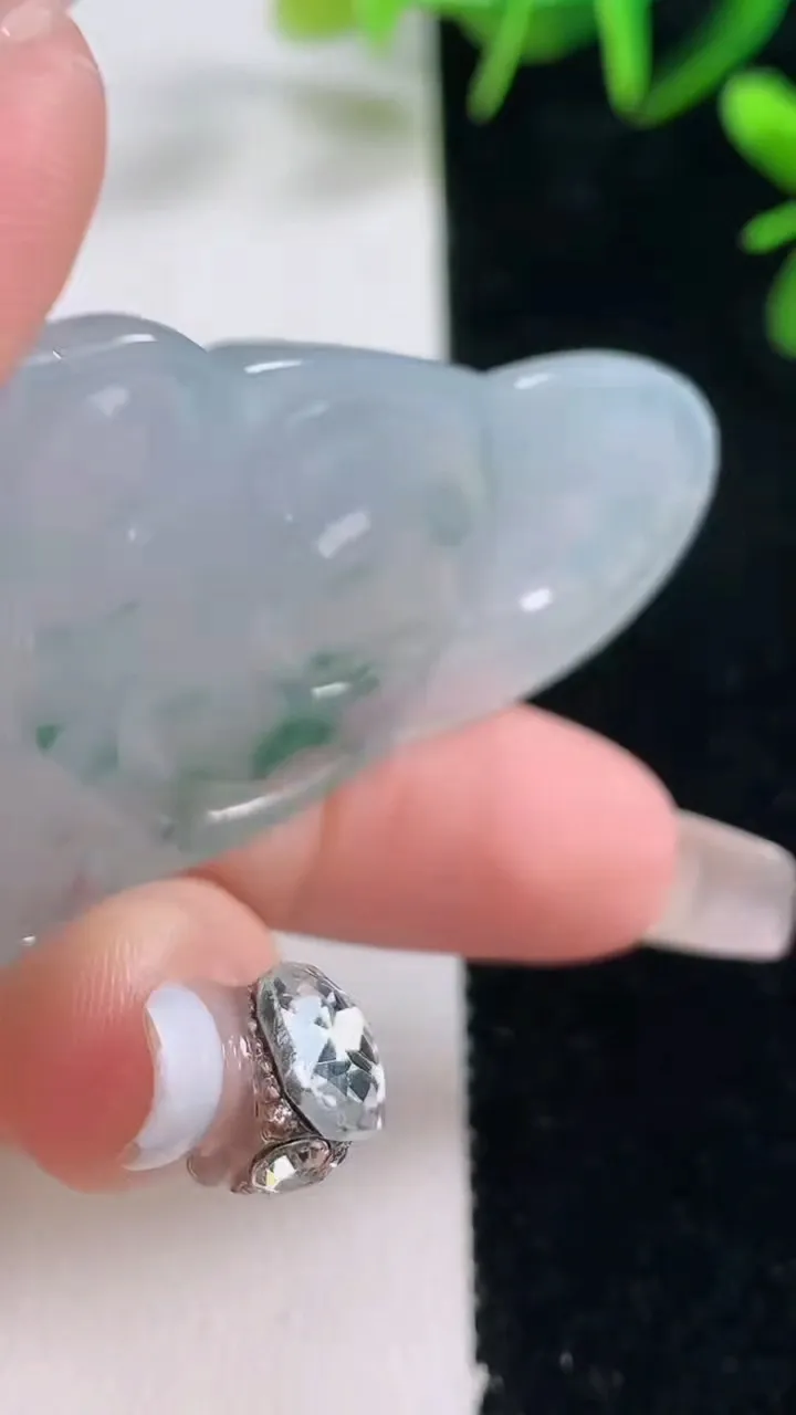 天然A货翡翠冰种飘花观音菩萨吊坠，尺寸54.5-34-6.3，重量:21.07g
12月28日