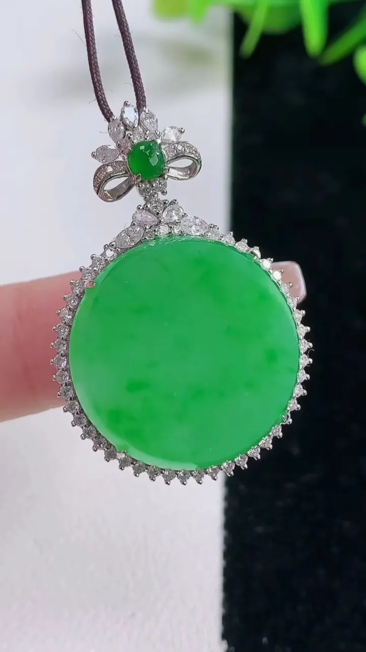 天然A货翡翠无事牌吊坠，尺寸34.7-24.3-10.6，裸石20.6重量:10.08g
12月28日