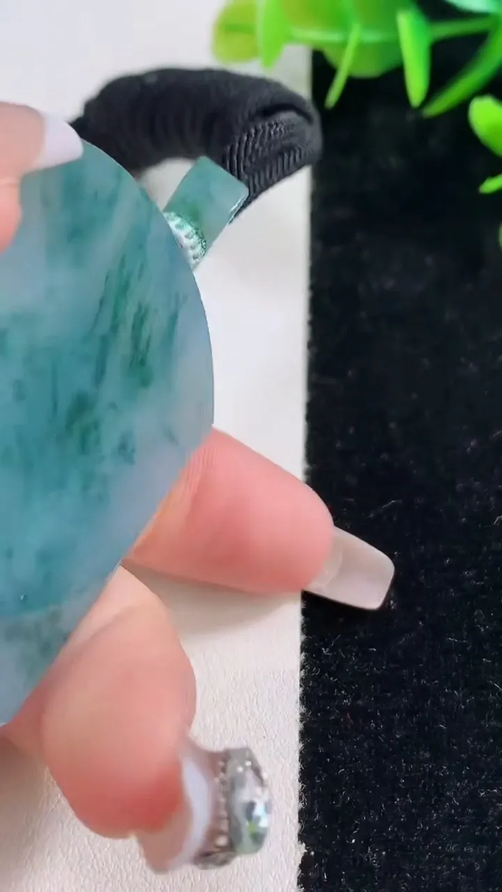 天然A货翡翠种飘花无事牌吊坠，尺寸53.3-37-5.9，重量:38.72g
12月28日