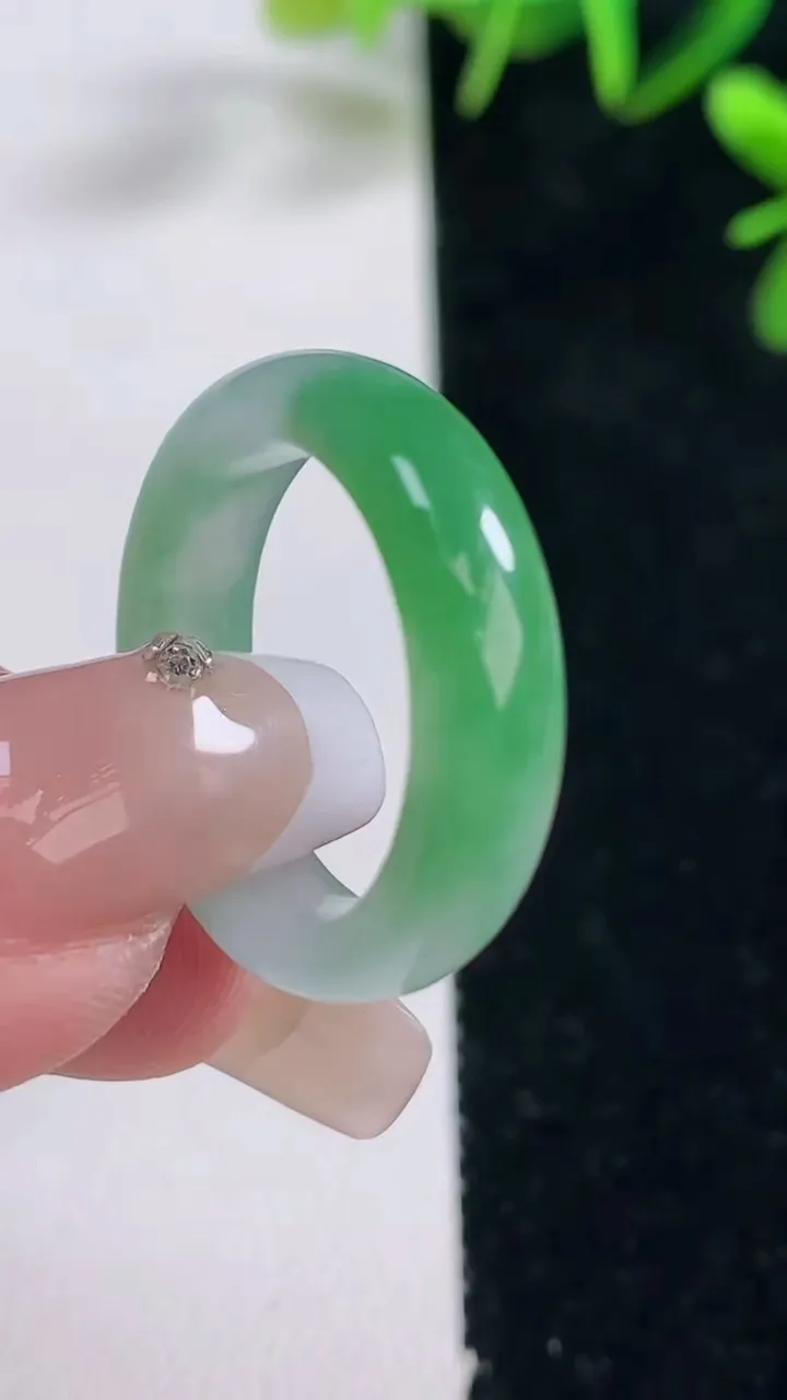 天然A货翡翠指环戒指，尺寸18-5.6-4.2，重量:4.25g2025年12月28日
工厂直销收藏佳品,种好水足，色泽均匀，有种有色，上手高大气！