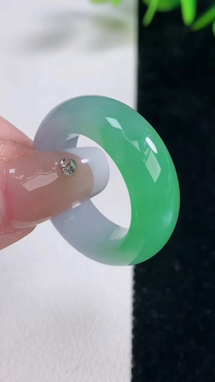 天然A货翡翠指环戒指，尺寸17.4-8-4.9，重量:8.16g2025年12月28日
工厂直销收藏佳品,种好水足，色泽均匀，有种有色，上手高大气！