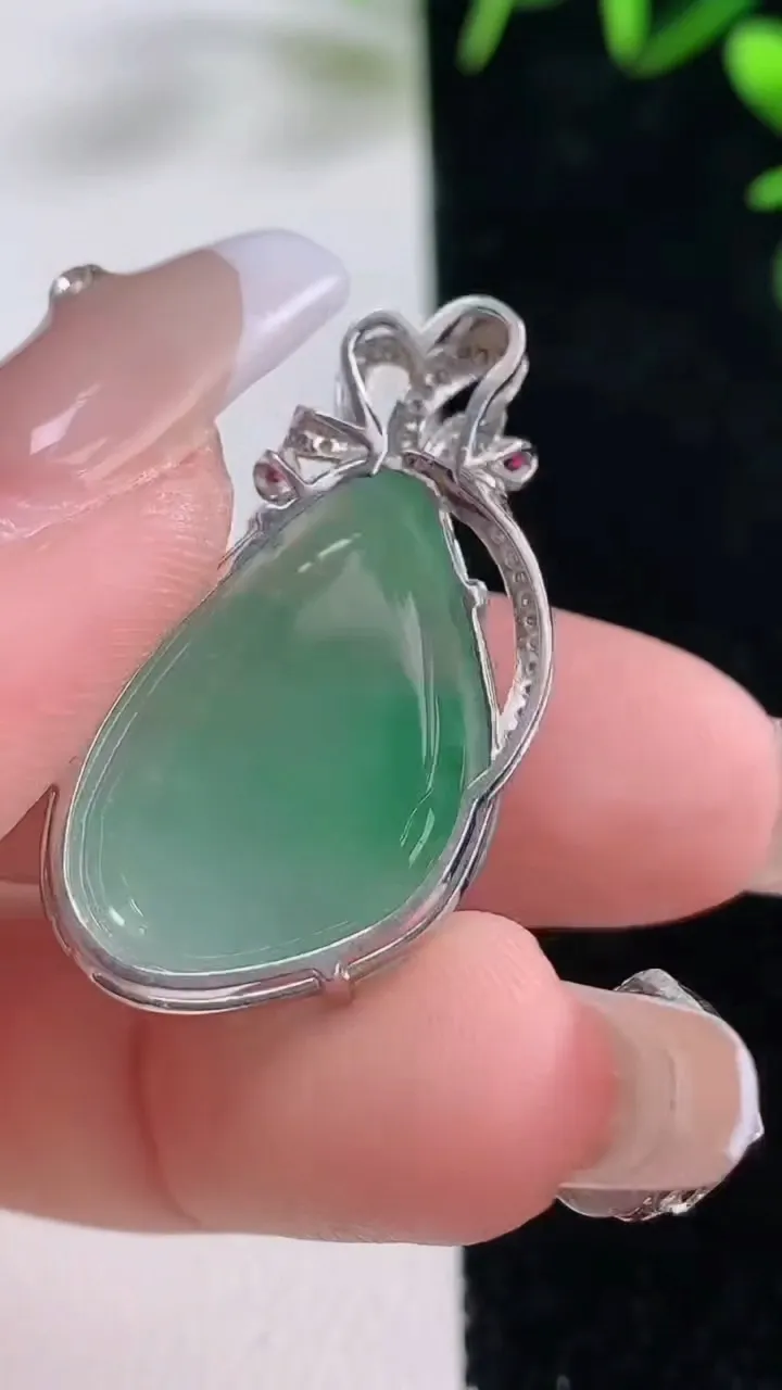 天然A货翡翠和和美美 荷叶鱼吊坠，尺寸32.8-25.6-17-7.4，重量:5.55g
12月28日