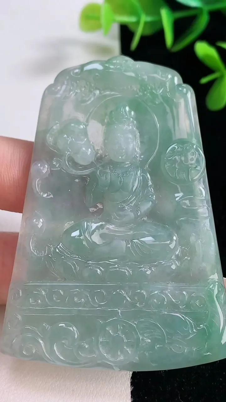 天然A货翡翠大势至菩萨吊坠，尺寸67.7-47.8-5.2，重量:33.72g
12月28日