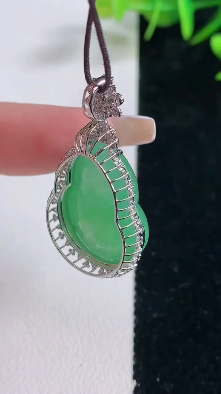 天然A货翡翠葫芦吊坠，尺寸35.6-19-10.5，裸石23.3-16.4重量:6.05g
12月28日