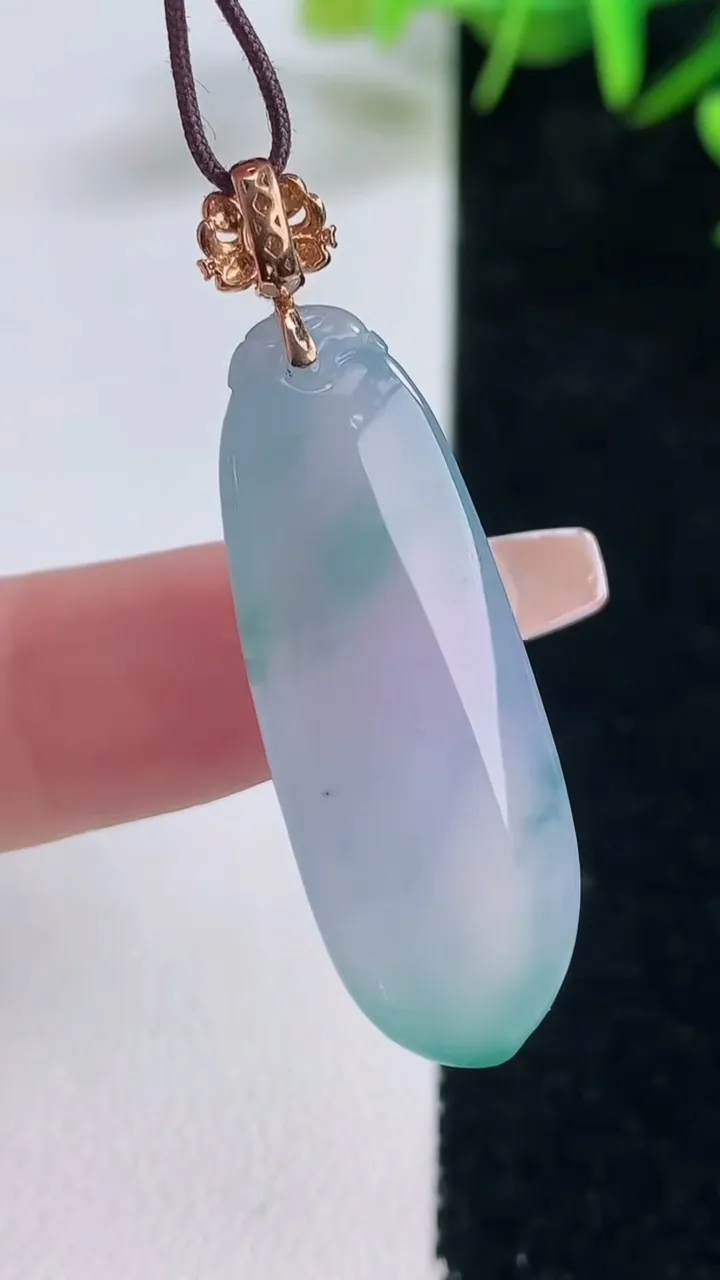 天然A货翡翠种紫罗兰飘花福瓜吊坠，尺寸35.8-13.2-8，重量:7.56g
12月28日