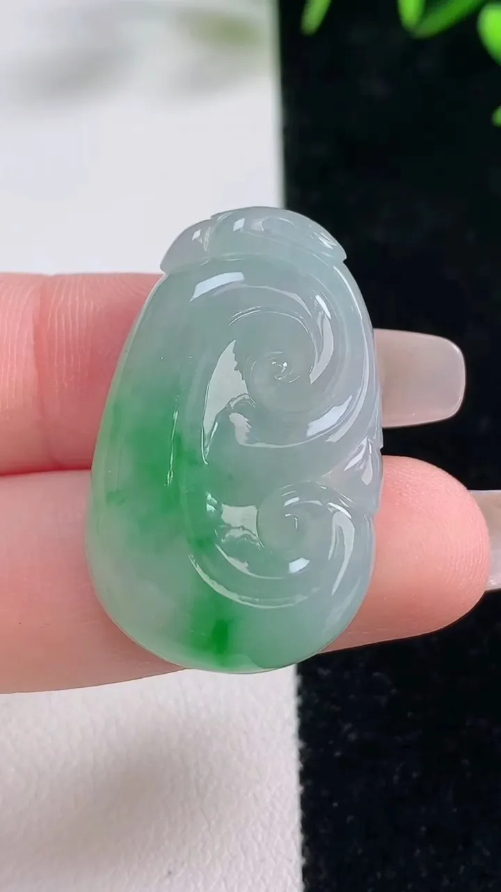 天然A货翡翠如意吊坠，尺寸32.5-20.3-5.3，重量:7.68g
12月28日