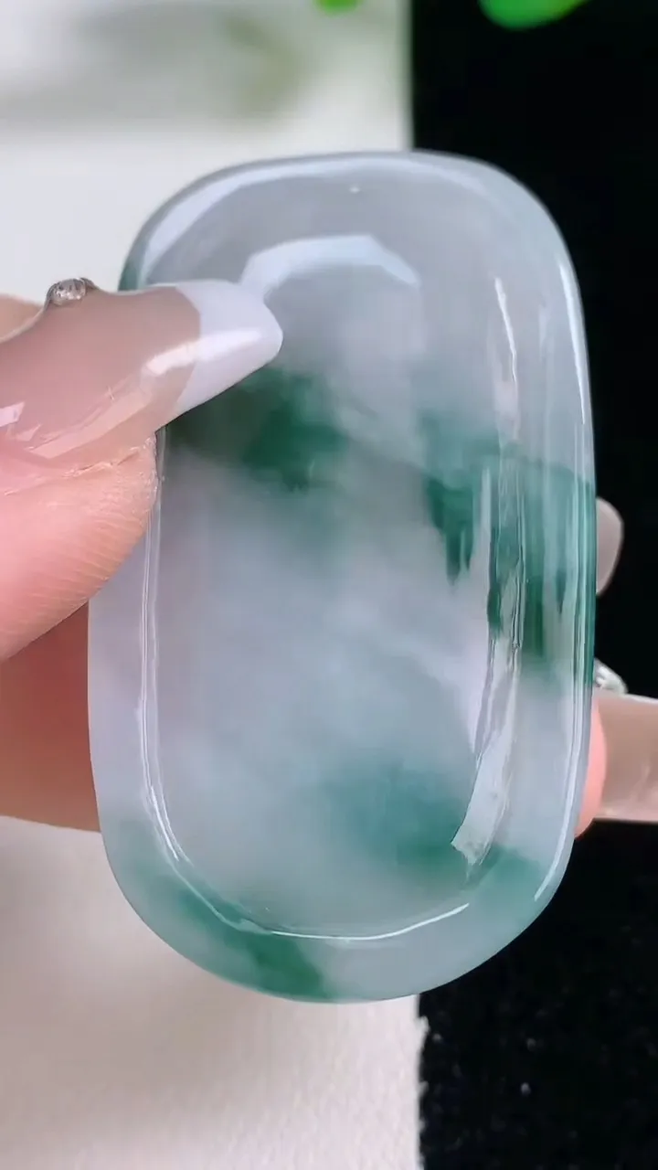 天然A货翡翠飘花千手观音吊坠，尺寸48-27.8-5.9，重量:16.22g
12月28日