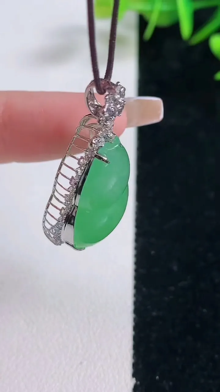 天然A货翡翠葫芦吊坠，尺寸35.6-19-10.5，裸石23.3-16.4重量:6.05g
12月28日