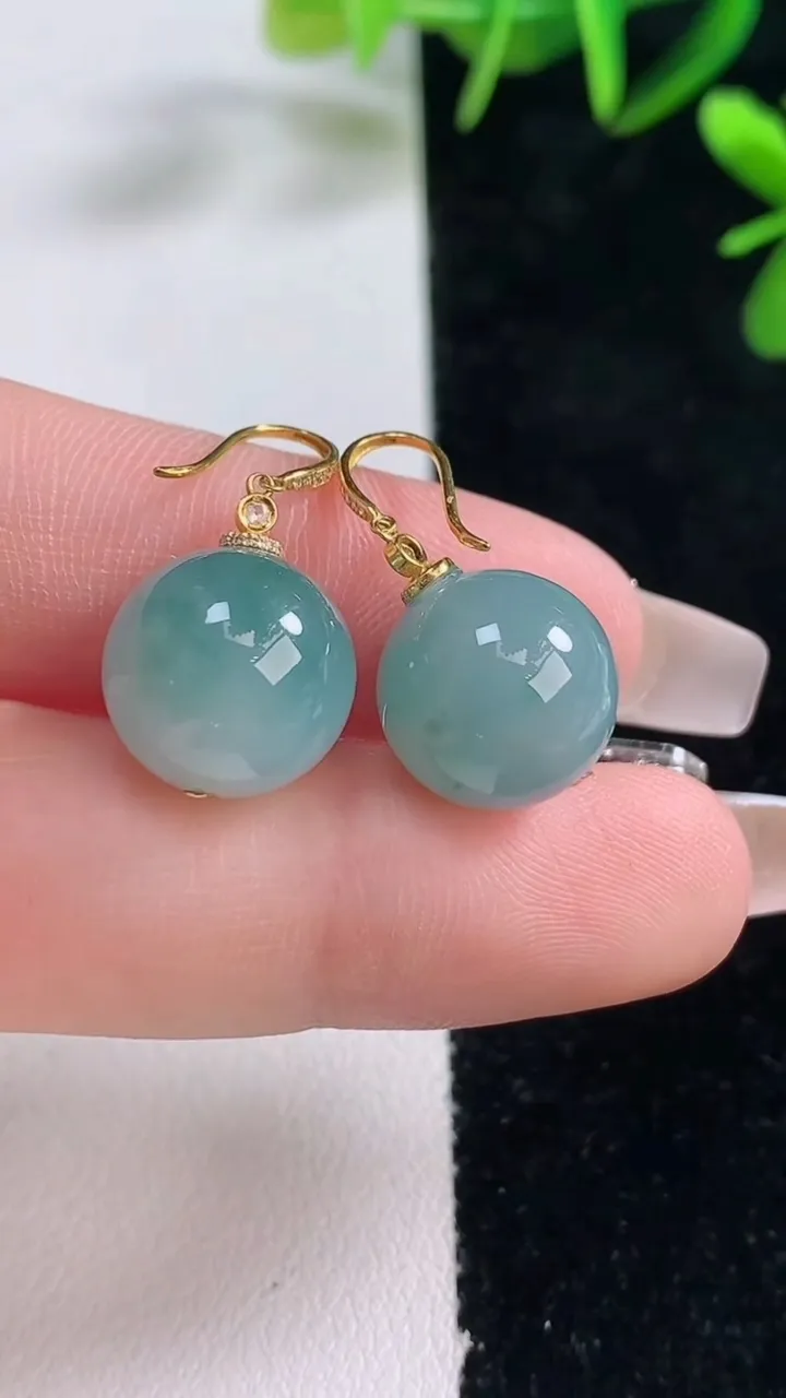 天然A货翡翠18K金飘花圆珠耳坠，尺寸12，重量:9.59g12月28日
工厂直销收藏佳品,种好水足，色泽均匀，有种有色，上手高大气！