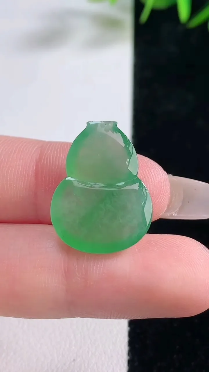 天然A货翡翠葫芦镶嵌件，尺寸21.4-15.4-4.8，重量:3.07g
12月28日