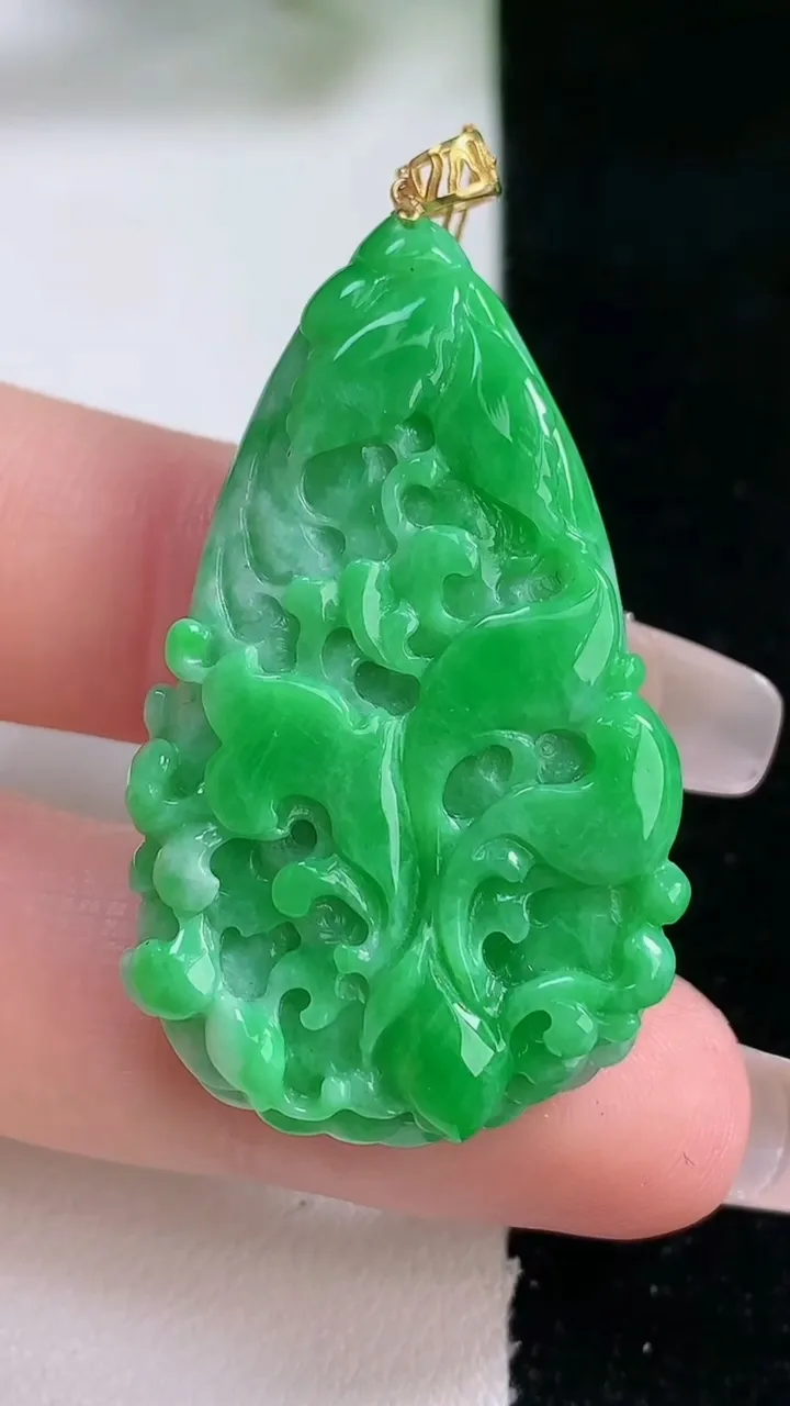 天然A货翡翠白菜吊坠，尺寸40.2-24.5-8.4，重量:14.80g
12月28日