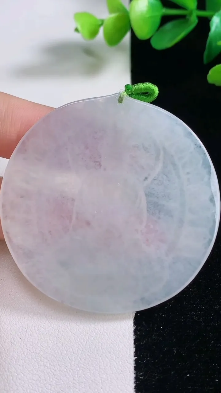 天然A货翡翠观音菩萨吊坠，尺寸54.6-4.4，重量:27.38g
12月28日